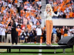 O futebol do Tennessee encontrou uma maneira especial de homenagear Dolly Parton nesta temporada