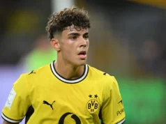 Niko Kovac apoia o arrependido Samuel Inácio (18) após o pesadelo da Bundesliga
