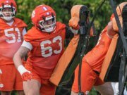 Por que Dabo Swinney não nomeou nenhum titular da linha ofensiva do futebol Clemson