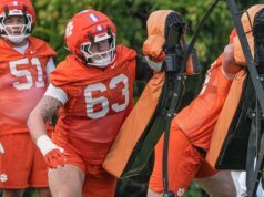 Por que Dabo Swinney não nomeou nenhum titular da linha ofensiva do futebol Clemson