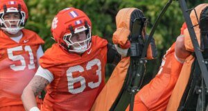Por que Dabo Swinney não nomeou nenhum titular da linha ofensiva do futebol Clemson