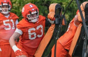 Por que Dabo Swinney não nomeou nenhum titular da linha ofensiva do futebol Clemson