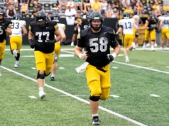 O OL Cade Pepper do futebol americano de Iowa foi nomeado para o time All-American da AP Preseason