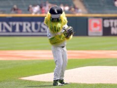 ‘Insane’ – Mascote do White Sox comparado ao ‘prime Randy Johnson’ depois de lançar um arremesso impressionante