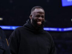 Veja Draymond Green ficar assustado após ser surpreendido por um ganso com cabeça de leão na China