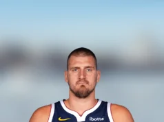 Nikola Jokic fez 20 pontos, nove rebotes e oito assistências na vitória da Sérvia por 90 a 87 sobre Victor Wembanyama e a França.
