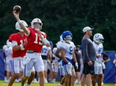 Quem começará como zagueiro dos Colts no jogo da pré-temporada contra os Falcons?