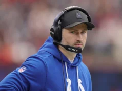 O técnico das equipes especiais dos Colts, Brian Mason, sofreu uma lesão contra os Patriots, o que sabemos