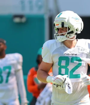 https3A2F2Fmedia.zenfs_.com2Fen2Fmiami_dophins_wire_usa_today_sports_articles_9742F1c659af3a7ad.webp