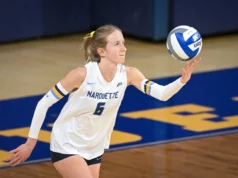 Jogadores calouros de vôlei de Marquette usam camisas dos ‘6 Bears’