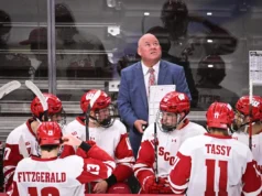 A programação do hóquei em Wisconsin inclui o retorno do técnico Mike Hastings