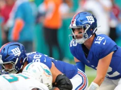 O novato OL Jesse Davis lidera o New York Giants durante o jogo contra os Dolphins