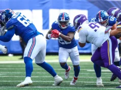 O novato LB Jack Kelly lidera o New York Giants durante o jogo contra os Vikings