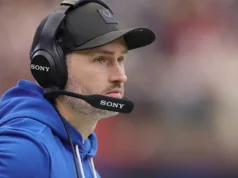 O técnico das equipes especiais do Colts, Brian Mason, machucou o joelho em uma colisão lateral na jogada final