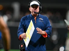 Sean Payton fotografa um sinal luminoso em Atlanta