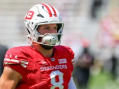 Os texanos vão contratar DE Derek Parrish