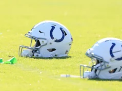 Colts STC Brian Mason sofreu múltiplas rupturas nos ligamentos do joelho em uma colisão lateral.