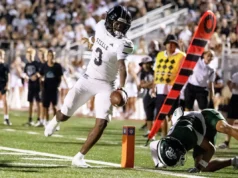 Após um início lento, Steele derrotou Reagan por 52-21 na abertura da temporada de futebol
