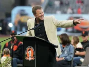 Jeff Kent brilha sob os holofotes durante a cerimônia de aposentadoria de sua camisa dos Giants