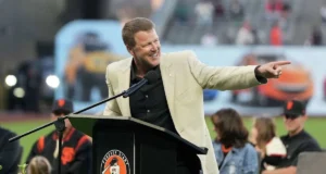 Jeff Kent brilha sob os holofotes durante a cerimônia de aposentadoria de sua camisa dos Giants