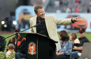 Jeff Kent brilha sob os holofotes durante a cerimônia de aposentadoria de sua camisa dos Giants