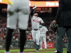 Tony Vitello, dos Giants, rebateu novamente durante a derrota para os Diamondbacks