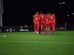 O gol de Charlie Keach aos 90 minutos não é suficiente, já que Rutgers cai por 2 a 1 no 5º lugar, Georgetown