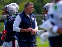 A defesa do Patriots, Mike Vrabel, está à altura do desafio no segundo treino conjunto dos Eagles