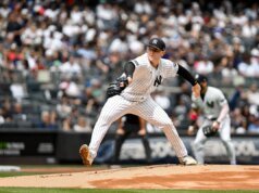 O titular dos Yankees, Ryan Weathers, foi retirado do jogo devido a desconforto no braço esquerdo
