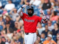 O seis RBI de Joe Adel leva os Knight Guardians a uma vitória por 8-1 sobre os Giants.
