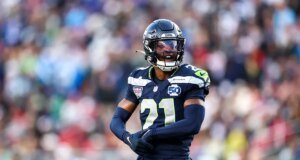 Devon Witherspoon é parabenizado por seus companheiros pela batida forte