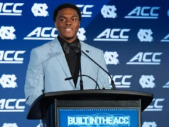 O melhor wide receiver da UNC nomeado para a lista de observação da pré-temporada