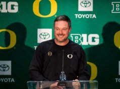 Raspy Dan Lanning elogia QB reserva, ‘muito preocupado’ com o primeiro scrimmage