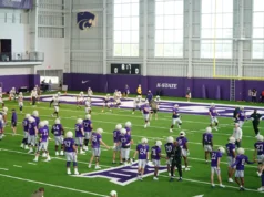 O treino de futebol do Kansas State foi destacado pela falta de titulares do OL