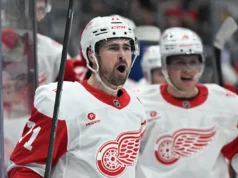 Mike Rupp pediu aos Red Wings que removessem Dylan Larkin do cargo de capitão antes do acampamento