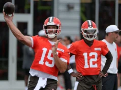 Qual QB do Cleveland Browns é o estranho?