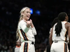 Liberty Game x Sophie Cunningham, abraça fãs trans com mensagem Jumbotron durante a febre