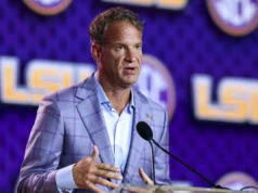 Pepper mira em Fansville LSU HC Lane Kiffin