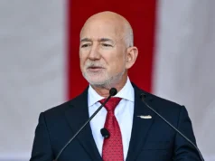 Consórcio de Jeff Bezos compra quase 40 por cento de participação no Liverpool, já que o clube está avaliado em mais de £ 5 bilhões