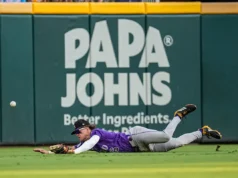 O estreante no banco dos Rockies, Cole Carrig, por gesto obsceno para os fãs do Braves