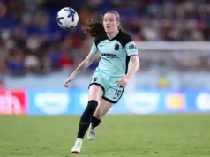 Rose Lovell, meio-campista do USWNT e do Gotham FC, está fora da partida após sofrer uma lesão na cabeça