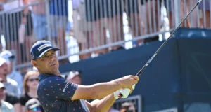 ASSISTIR: Gary Woodland acerta uma rara tacada inicial na BMW durante a disputa