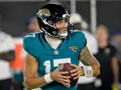 Joey Aguilar registrou um passe para touchdown para os Jaguars contra Carolina