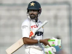 O Paquistão sofreu um grande golpe quando o capitão Babar Azam foi dispensado no primeiro teste contra a Inglaterra