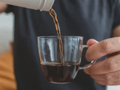 Quem bebe café tem menos gordura, mais músculos e diferenças hormonais surpreendentes