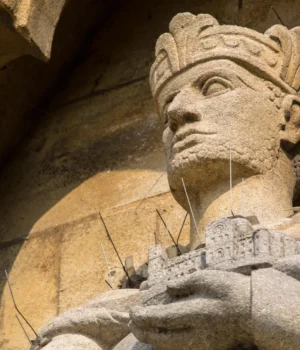 sculpture-of-king-harold-godwinson.webp