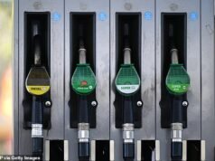 Centenas de postos de abastecimento já estão a cobrar 2 libras por litro de combustível, uma vez que os preços quase recorde ameaçam alimentar a inflação e martelar ainda mais os motoristas nos próximos meses, pressionando o Partido Trabalhista a abandonar o planeado aumento dos impostos sobre os combustíveis.