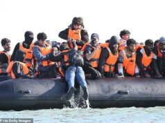 Os dados do Ministério do Interior mostram que o número de migrantes em pequenos barcos diminuiu, em parte devido às condições meteorológicas no Canal da Mancha.