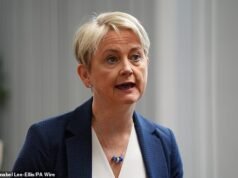 As promessas trabalhistas deixarão o NHS da Inglaterra em desordem, enquanto os ministros consideram a criação de outro quango para contratar funcionários com salários mais altos