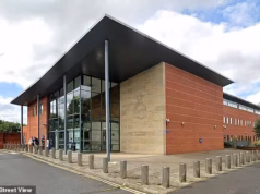 PC, irmão de um irmão que brigou com policiais no aeroporto de Manchester, é demitido por ‘comentário racista’, comparando o cabelo de uma colega negra a um ‘esfregão’